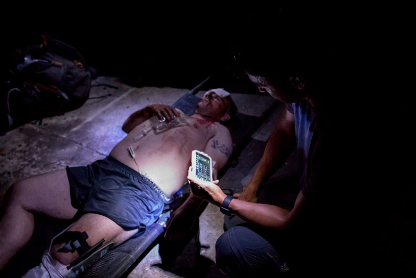 A Green Beret Medic assigned to 4th Battalion/3rd Special Forces Group (Airborne) utilizing BATDOK in support of a simulated burn victim during a prolonged field care training exercise July 18, 2019, in Greenville, N.C. (U.S. Army photo by Sgt. Steven Lewis)